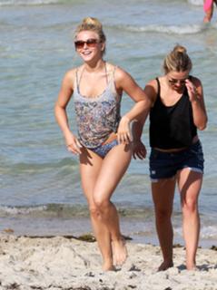 Julianne Hough feet photo thumbnail