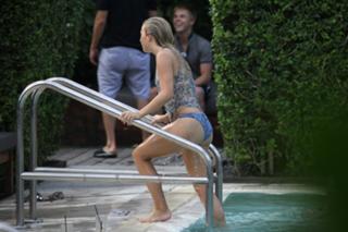 Julianne Hough feet photo thumbnail