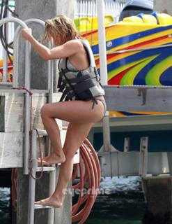 Julianne Hough feet photo thumbnail