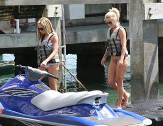 Julianne Hough feet photo thumbnail