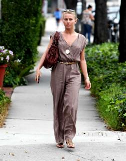 Julianne Hough feet photo thumbnail
