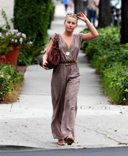 Julianne Hough feet photo thumbnail