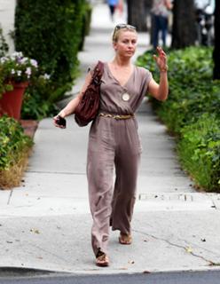 Julianne Hough feet photo thumbnail