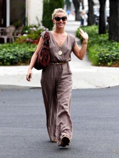Julianne Hough feet photo thumbnail