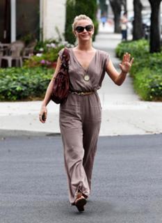 Julianne Hough feet photo thumbnail