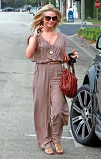 Julianne Hough feet photo thumbnail