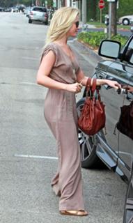 Julianne Hough feet photo thumbnail