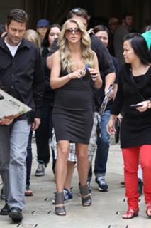 Julianne Hough feet photo thumbnail