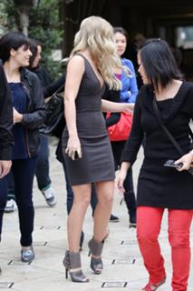 Julianne Hough feet photo thumbnail
