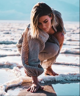 Julianne Hough feet photo thumbnail