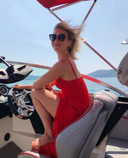 Julianne Hough feet photo thumbnail