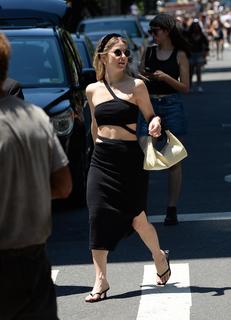 Julianne Hough feet photo thumbnail