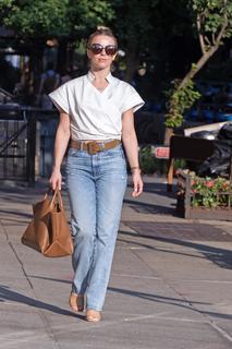 Julianne Hough feet photo thumbnail