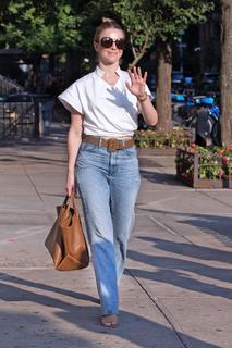 Julianne Hough feet photo thumbnail