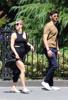 Julianne Hough feet photo thumbnail