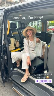 Julianne Hough feet photo thumbnail