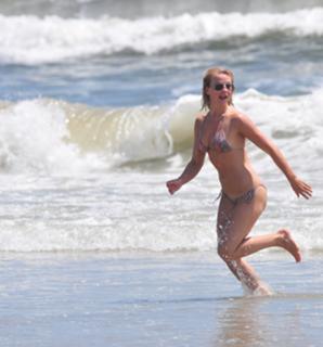 Julianne Hough feet photo thumbnail