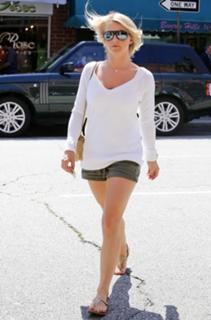 Julianne Hough feet photo thumbnail