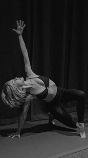 Julianne Hough feet photo thumbnail