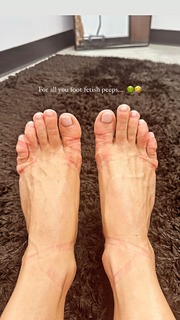 Julianne Hough feet photo thumbnail