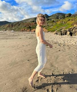 Julianne Hough feet photo thumbnail