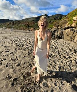 Julianne Hough feet photo thumbnail