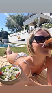 Julianne Hough feet photo thumbnail