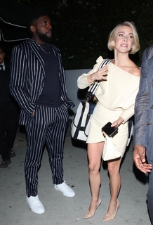 Julianne Hough feet photo thumbnail