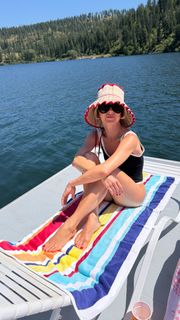 Julianne Hough feet photo thumbnail