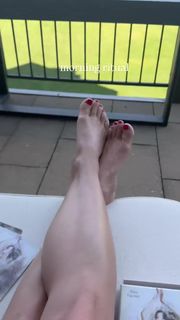 Julianne Hough feet photo thumbnail