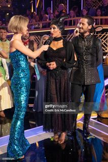 Julianne Hough feet photo thumbnail