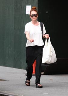 Julianne Moore feet photo thumbnail