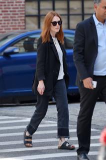 Julianne Moore feet photo thumbnail