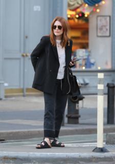 Julianne Moore feet photo thumbnail