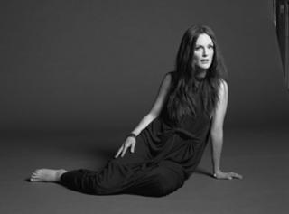 Julianne Moore feet photo thumbnail