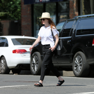 Julianne Moore feet photo thumbnail