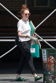 Julianne Moore feet photo thumbnail