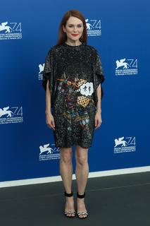 Julianne Moore feet photo thumbnail