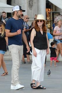 Julianne Moore feet photo thumbnail