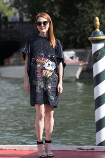 Julianne Moore feet photo thumbnail
