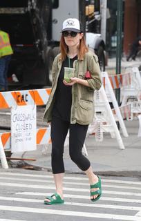 Julianne Moore feet photo thumbnail