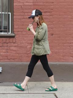 Julianne Moore feet photo thumbnail