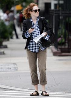Julianne Moore feet photo thumbnail