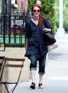 Julianne Moore feet photo thumbnail