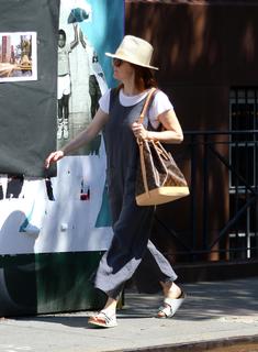 Julianne Moore feet photo thumbnail