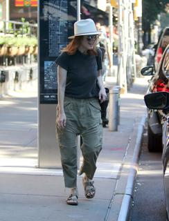 Julianne Moore feet photo thumbnail
