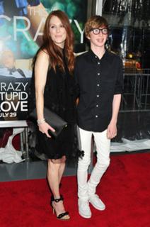 Julianne Moore feet photo thumbnail