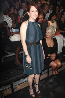 Julianne Moore feet photo thumbnail
