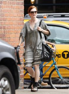 Julianne Moore feet photo thumbnail
