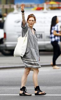 Julianne Moore feet photo thumbnail